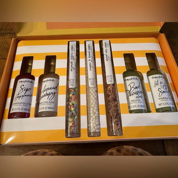 Christmas Gift Cocktail Set with 2 Mule Cups - Picture 4 of 6